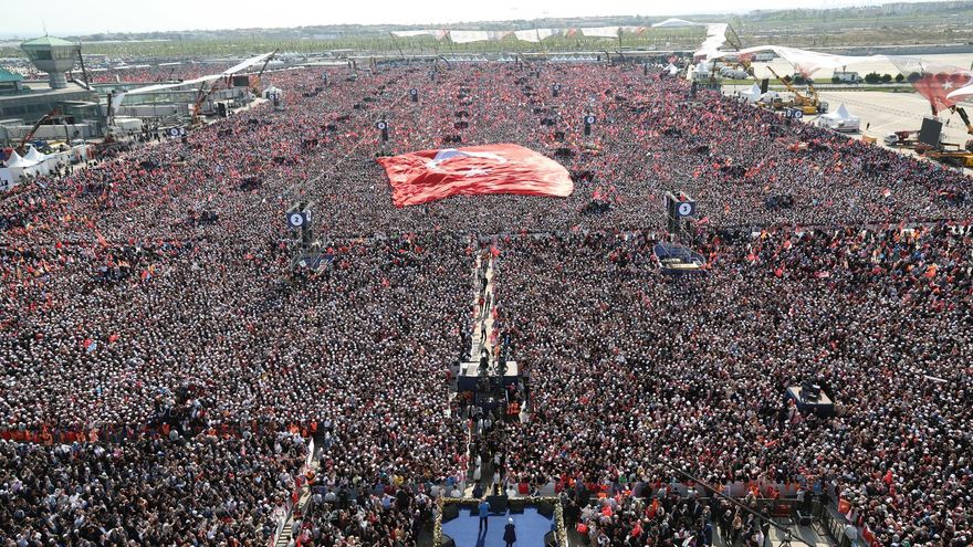 Imagen del mitin multitudinario de Erodgan celebrado el domingo pasado en el aeropuerto de Estambul.