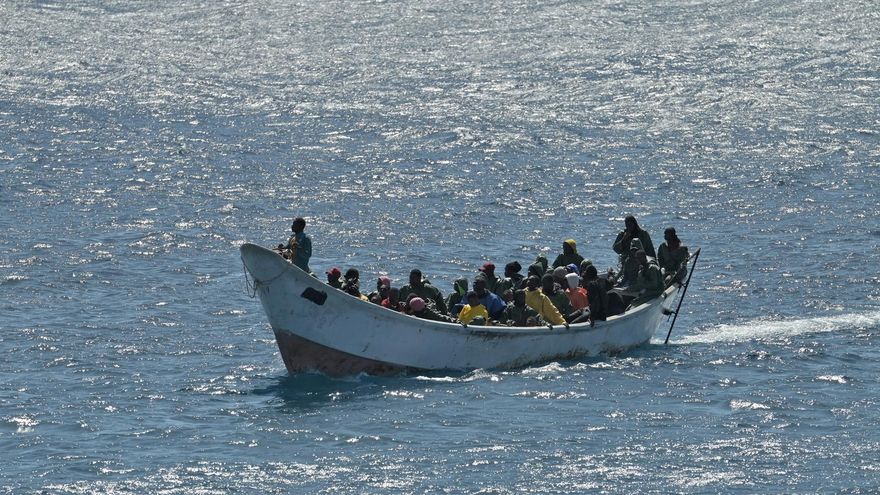 Trasladadas al hospital dos personas que iban a bordo de una patera rescatada cerca de Lanzarote, con cinco menores
