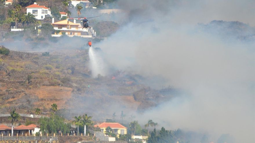 El fuego de La Palma ha causado daños materiales que han afectado a varias viviendas y se ha procedido al desalojo de vecinas y vecinos de las zonas cercanas al incendio por precaución.