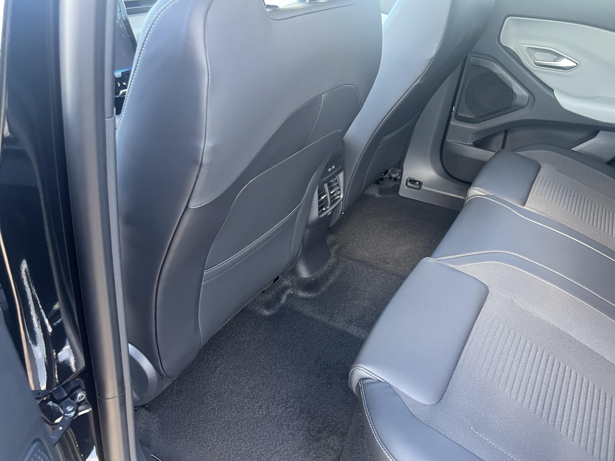 Las plazas traseras son muy amplias y disfrutan de piso plano.