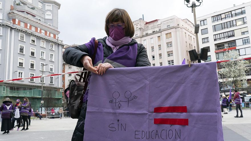 Pancarta con mensaje feminista en la concentración del 8M en Santander.