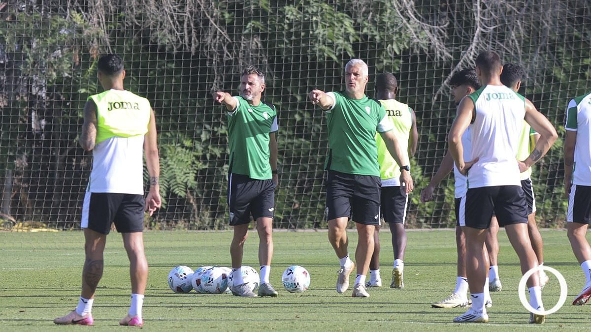 Iván Ania dirigiendo el entrenamiento del Córdoba CF
