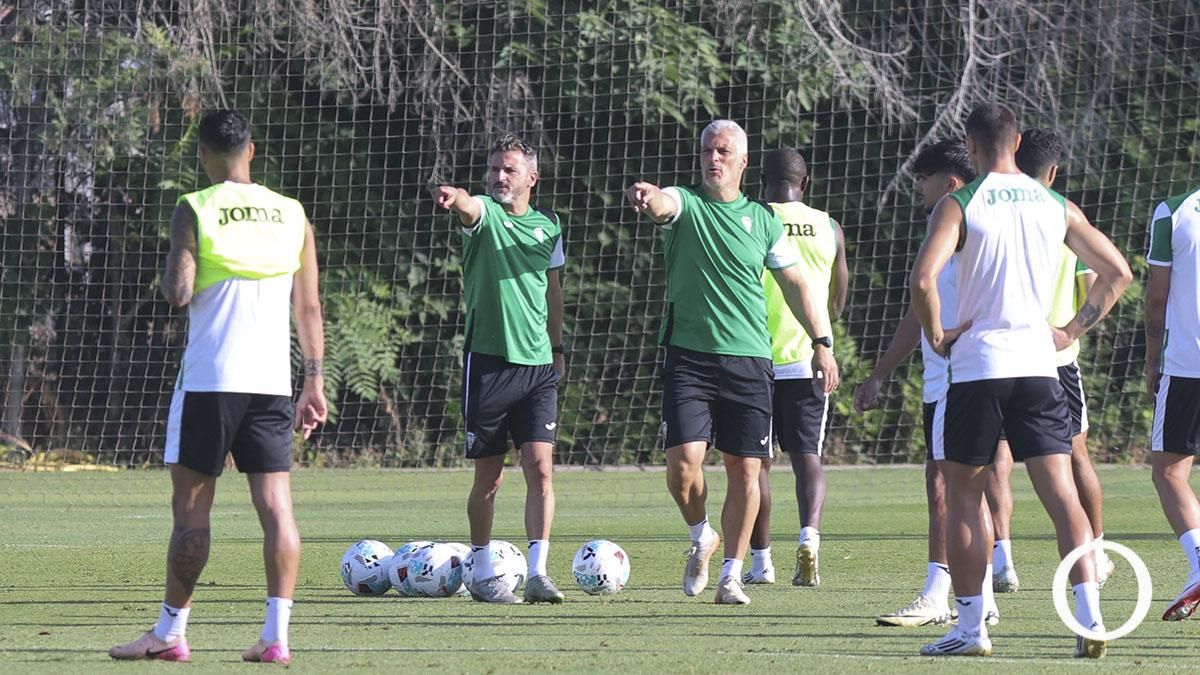 Iván Ania dirigiendo el entrenamiento del Córdoba CF