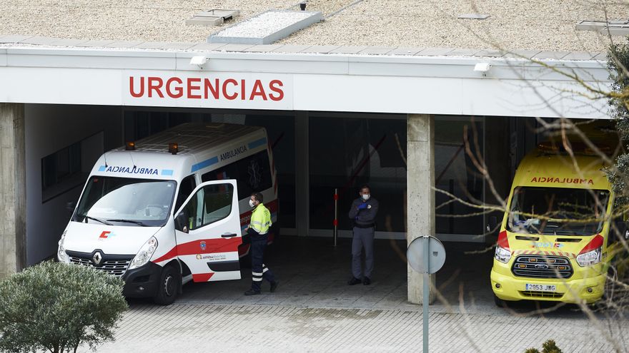 Archivo - Ambulancias en el Hospital Marqués de Valdecilla