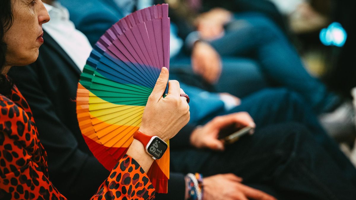 Una mujer con un abanico con los colores de la bandera LGTBI en el acto institucional celebrado el viernes en la Asamblea de Extremadura
