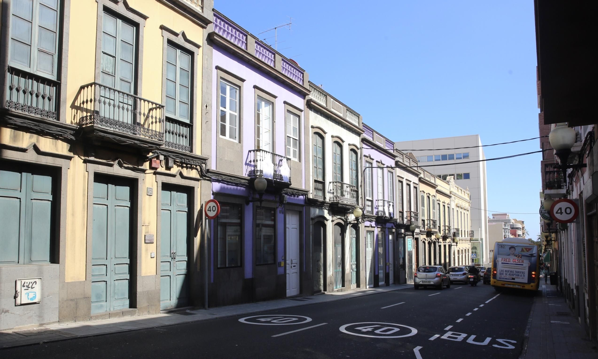 Delantales en balcones de viviendas en Buenos Aires, en Las Palmas de Gran Canaria. (Alejandro Ramos).