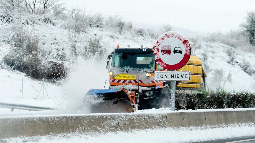 Archivo - Una máquina quitanieves aparta la nieve de una carretera en Cantabria