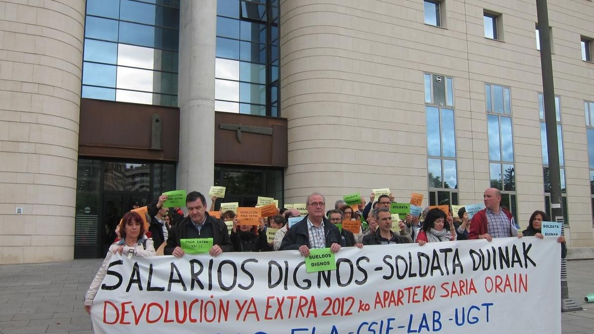 Sindicatos de Justicia se concentran en Pamplona para reclamar el abono del 50% de la paga extra de 2012 pendiente