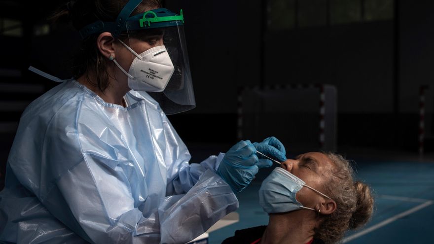 Una trabajadora sanitaria realiza una prueba PCR. EFE/Brais Lorenzo/Archivo