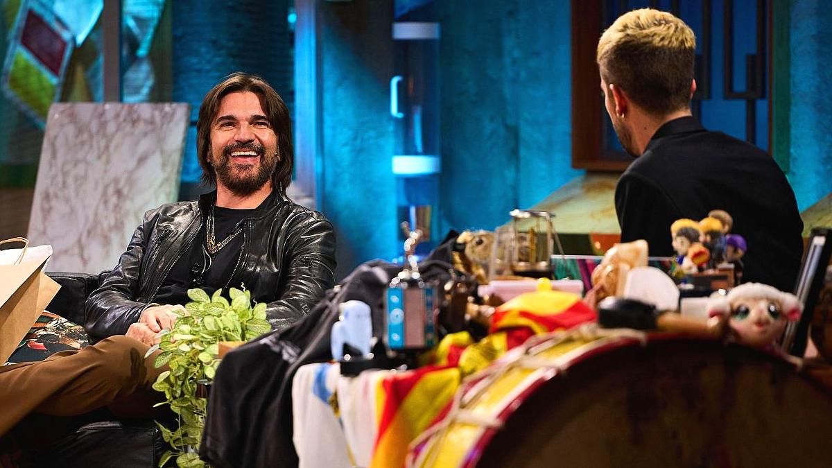 'La Revuelta' sorprendió a Juanes con su regalo más 'práctico' en RTVE: "Para una lápida"