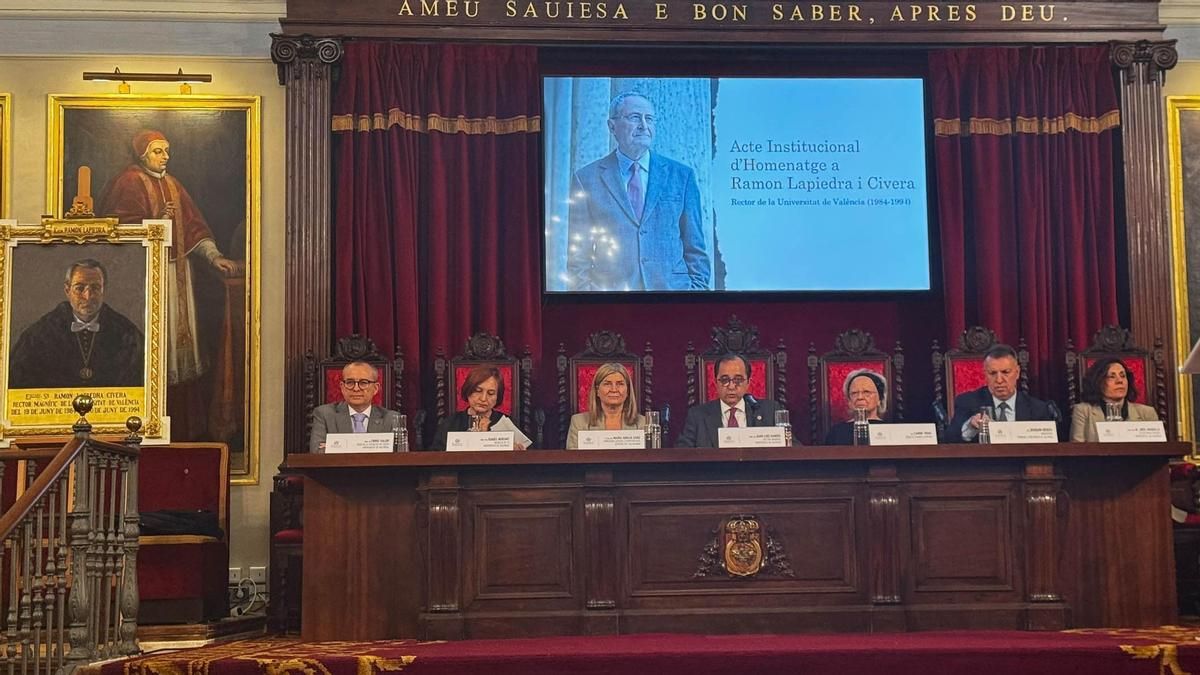 "El hombre que encarnó la transformación democrática": el emotivo adiós de la Universitat de València a Ramon Lapiedra