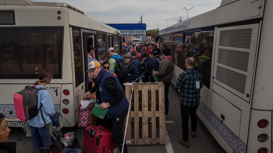 a viceprimera ministra de Ucrania, Iryna Vereshchuk, anunció este martes el éxito de la "primera parte" de la operación para rescatar de la acería de Azovstal a un convoy con cerca de 150 civiles.