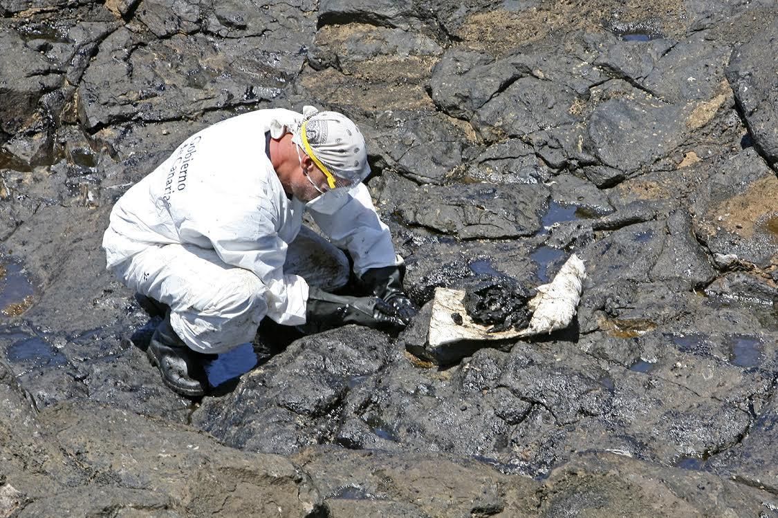 Trabajos de limpieza del vertido de fuel en la playa de Arinaga. (ALEJANDRO RAMOS)