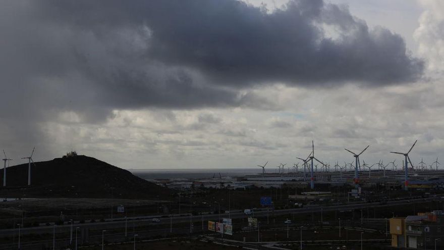 Cielos grises con lluvias y posibles tormentas para este lunes en Canarias