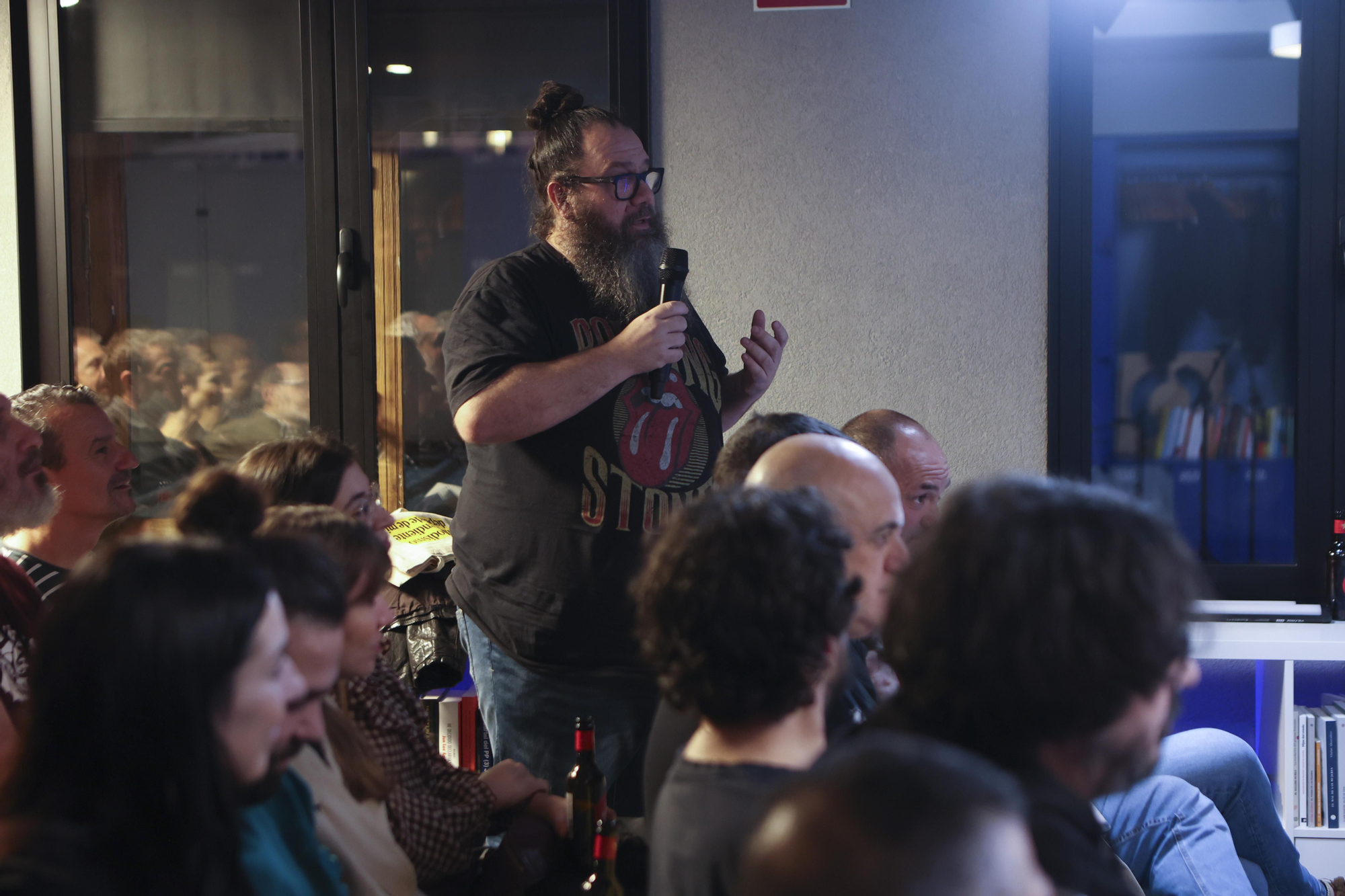 Socios y socias de elDiario.es durante el turno de preguntas a Quique González