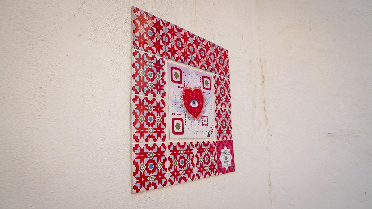 Piedra en forma de corazón pintada de rojo