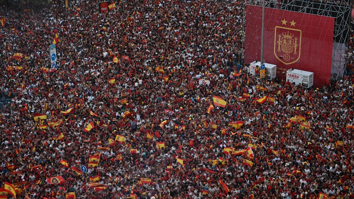 Miles de aficionados españoles abarrotan la plaza de Cibeles