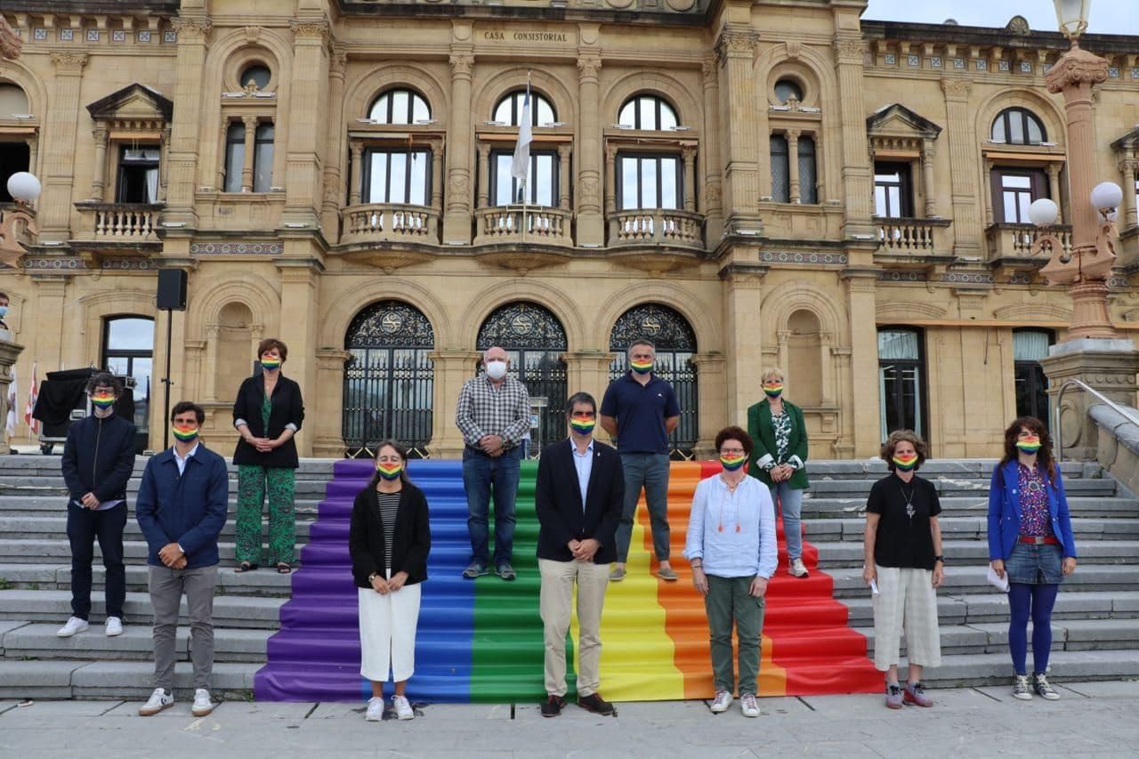 Las calles vascas se tiñen de arcoíris en el Día del Orgullo