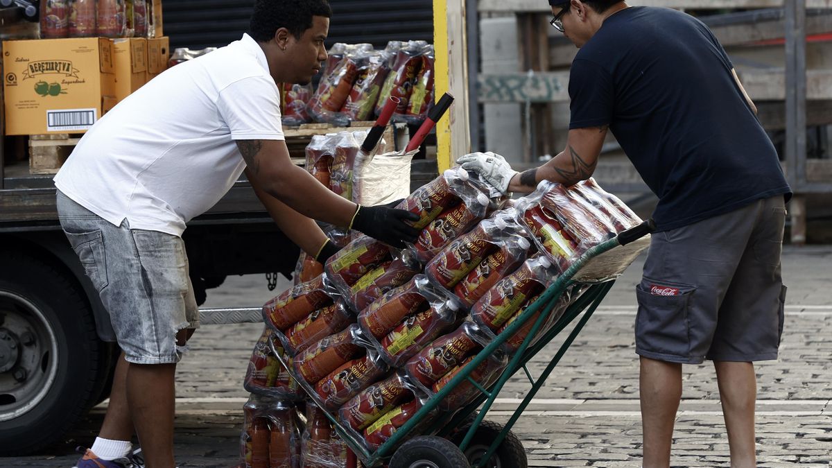 Dos trabajadores suministran bebida a un bar de la calle Mercaderes de Pamplona. El sector de la hostelería de Pamplona, que viene de una situación muy complicada por la pandemia de covid-19, que ha obligado a cerrar los establecimientos durante 102 días en total, afronta estos Sanfermines con esperanzas de recuperación pero con algunas incertidumbres como la notable subida del precio de la energía y los alimentos. Además de haber tenido que cerrar durante más de 100 días, desde marzo de 2020 la hostelería ha abierto sus puertas otros 459 días con diversas restricciones en relación a los aforos, horarios, distancias entre mesas o prohibición de consumir en barra. Por ello, los hosteleros de la ciudad confían en que estos Sanfermines y el periodo estival sean un punto de inflexión en el proceso de recuperación del sector. EFE/ Jesús Diges