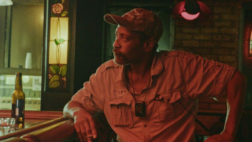 El bar como punto de encuentro de seres heridos y como limbo vital en 'Bloody nose, empty pockets'