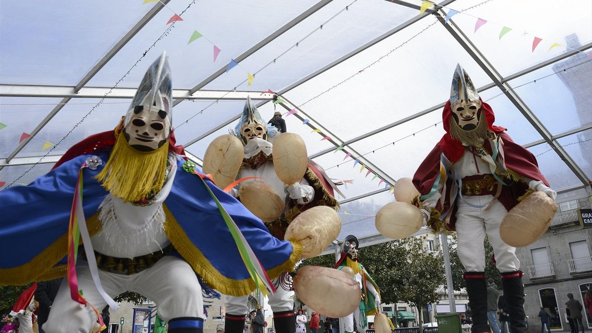 Varias personas asisten al desfile de charangas en la celebración del Domingo de Piñata, durante la celebración del Entroido de Xinzo de limia en 2023.