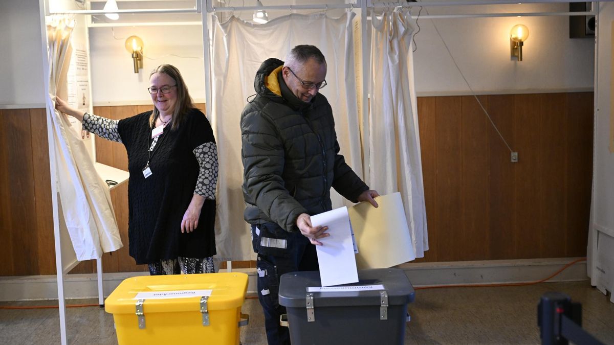 Un hombre vota este martes a primera hora en la localidad de Pedersker, en la isla de Bornholm.