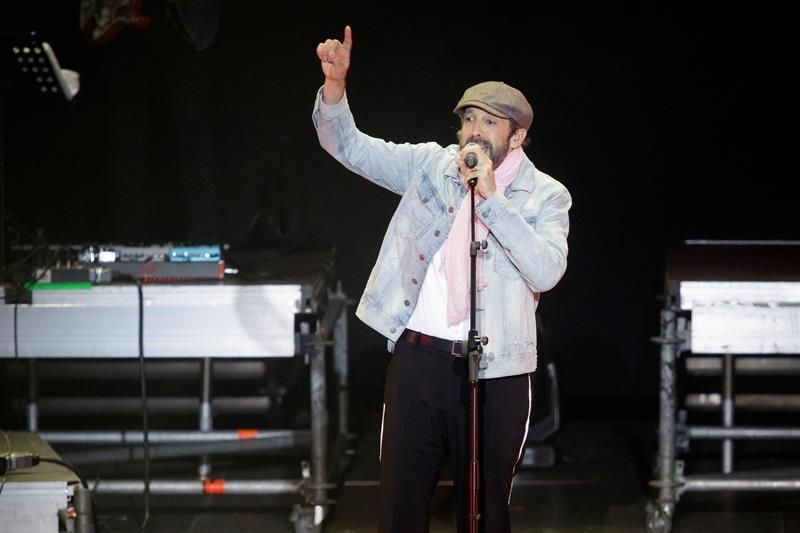 El cantante dominicano Juan Luis Guerra, durante el concierto ofrecido esta noche en el Carnaval de Santa Cruz de Tenerife