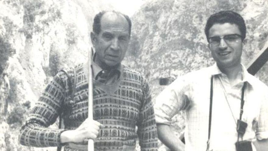 Vacunación en Picos de Europa. José Vega Villalonga. Jefe Provincial de Sanidad de León y Rafael Nájera, camino de Caín, andando desde la ermita de Corona.