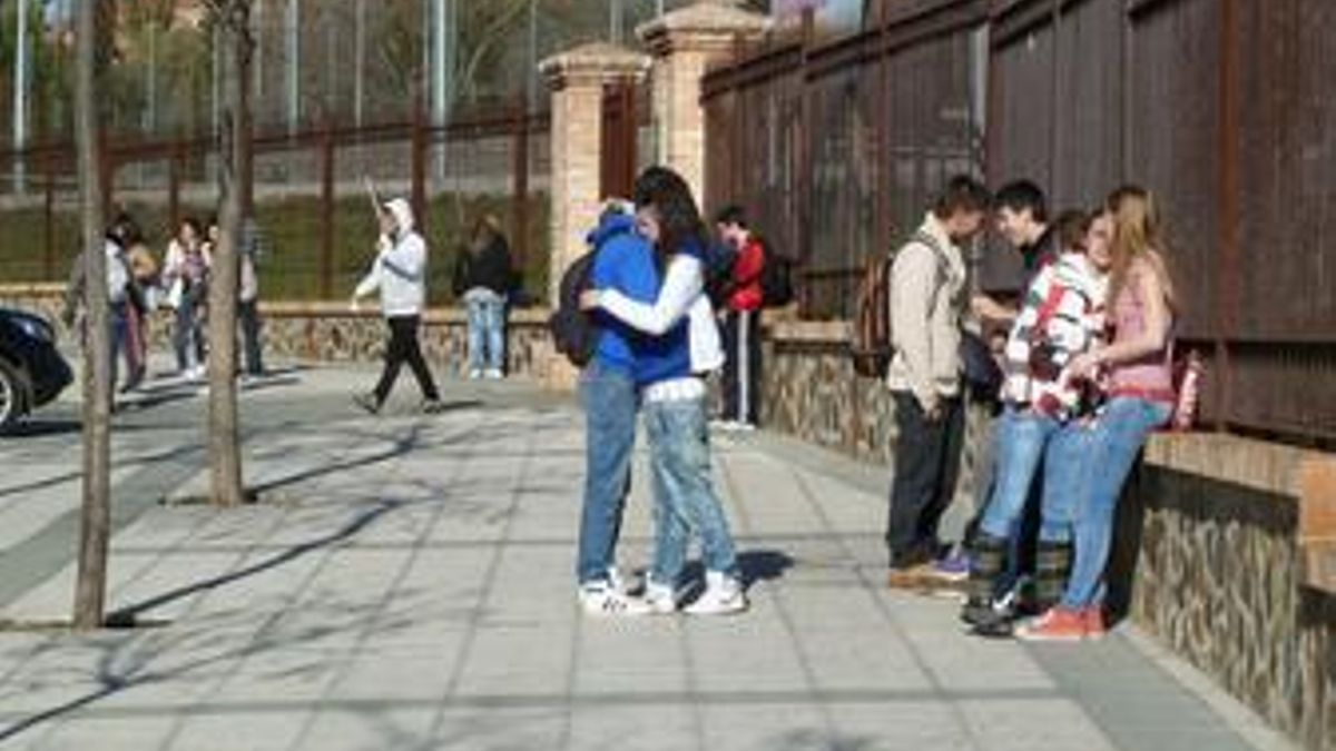 Adolescentes a la salida del instituto, en una imagen de archivo.
