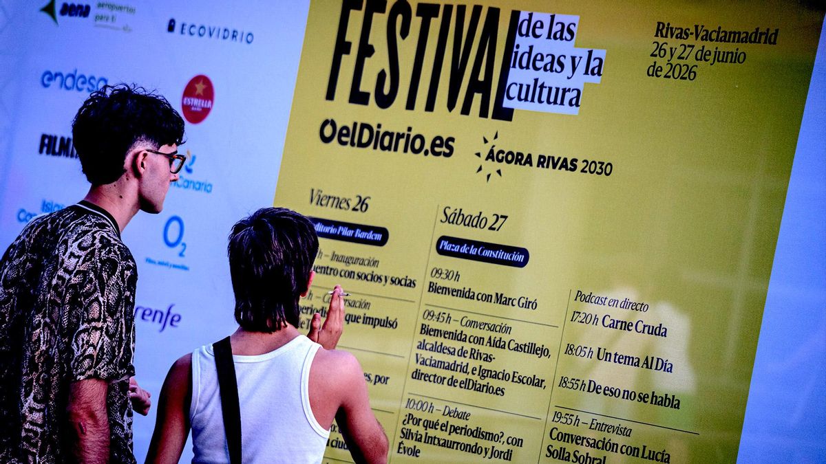 Gente mirando el programa del Festival de las Ideas y la Cultura 2026 celebrado en Rivas Vaciamadrid por elDiario.es