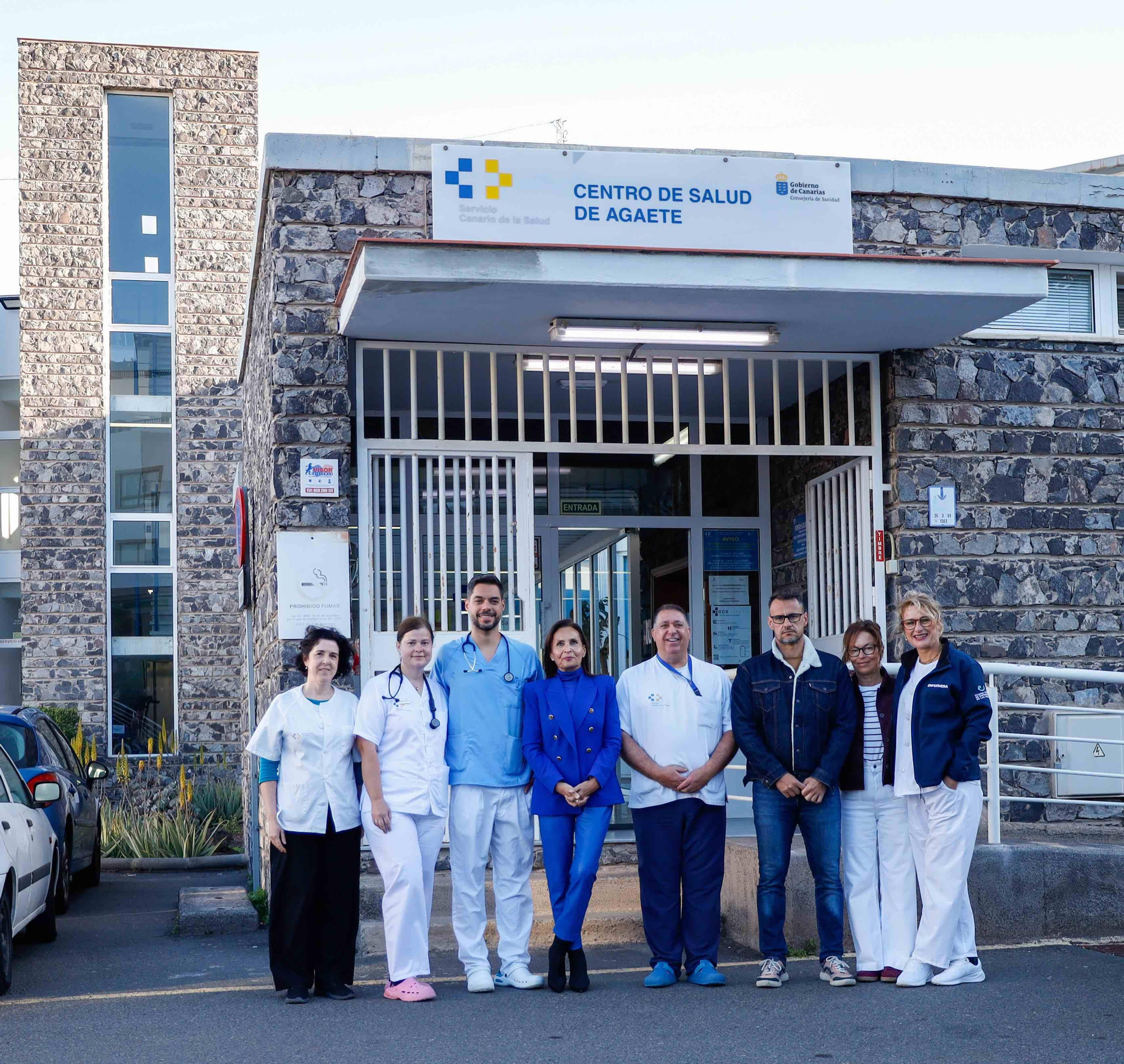 La alcaldesa y el persona, frente al Centro de Salud.