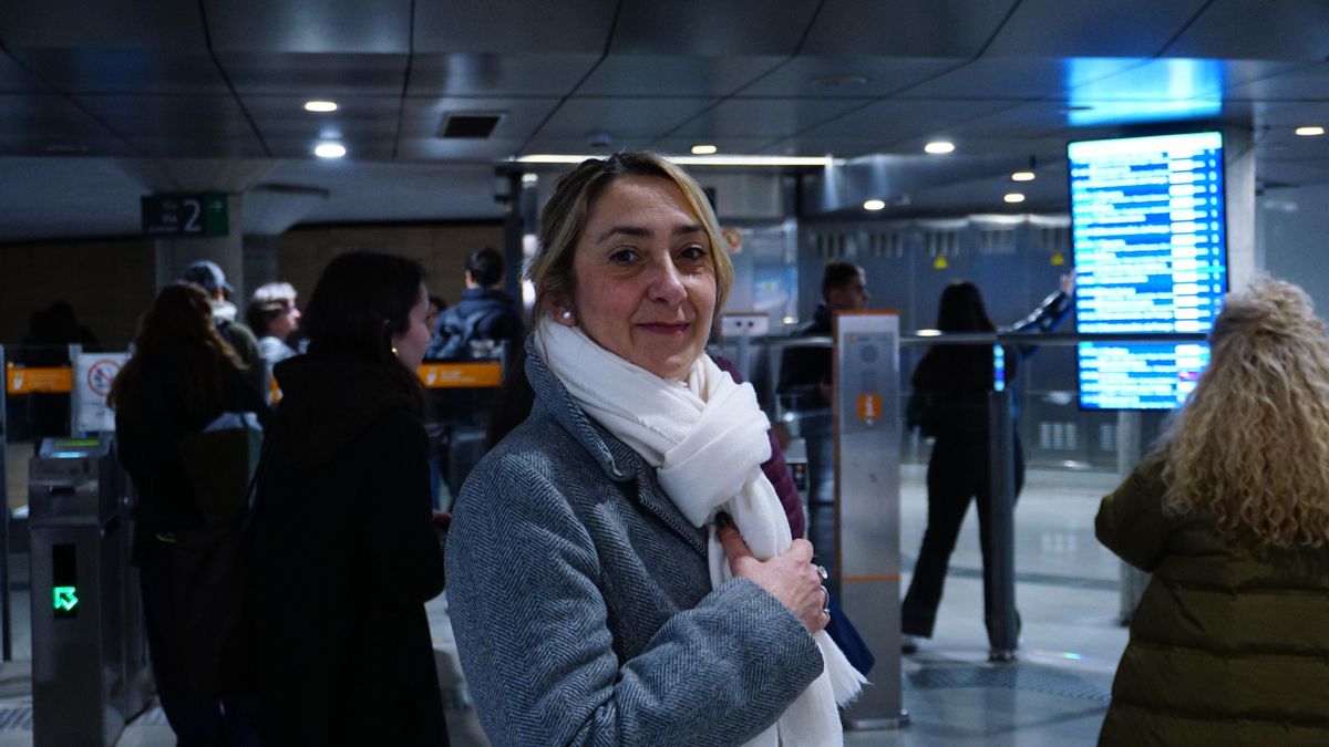 Virgina posa para elDiario.es en la estación de Sants de Barcelona
