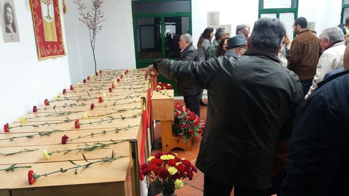 El Madroño celebra la inhumación de las 35 víctimas de la represión halladas en una fosa común