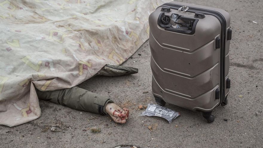 El cadaver de una persona yace en una calle de Irpin, Ucrania.