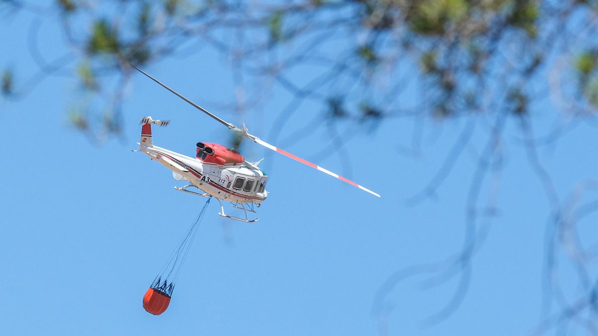 Un helicóptero actúa en el paraje San Pascual de Ibi.