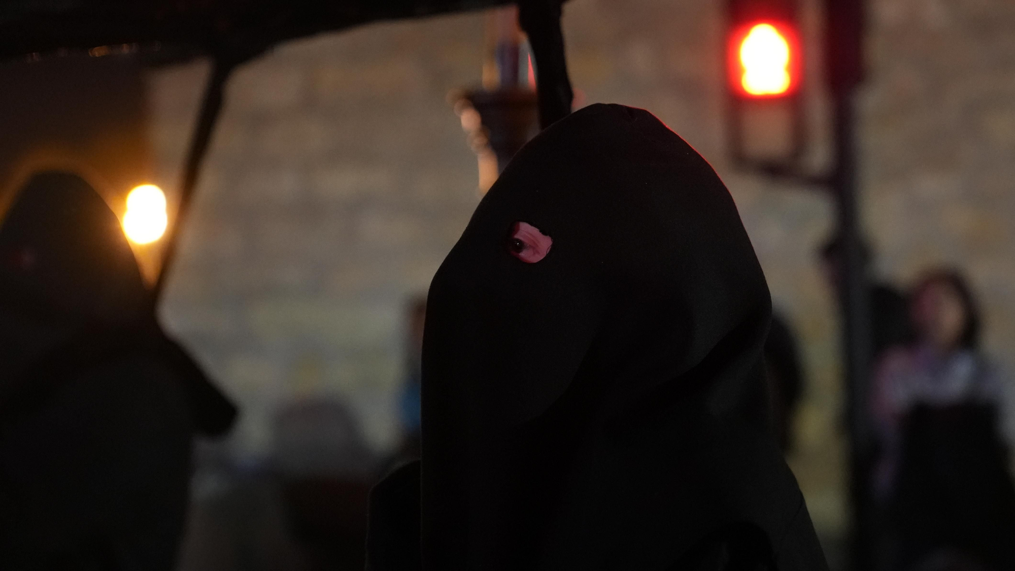 La salida procesional del Via Crucis, en imágenes