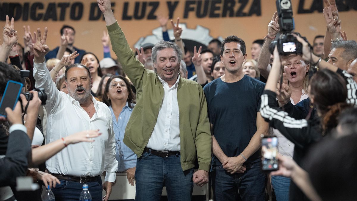 Ricardo Quintela junto a Máximo Kirchner y Wado de Pedro durante un acto en La Rioja