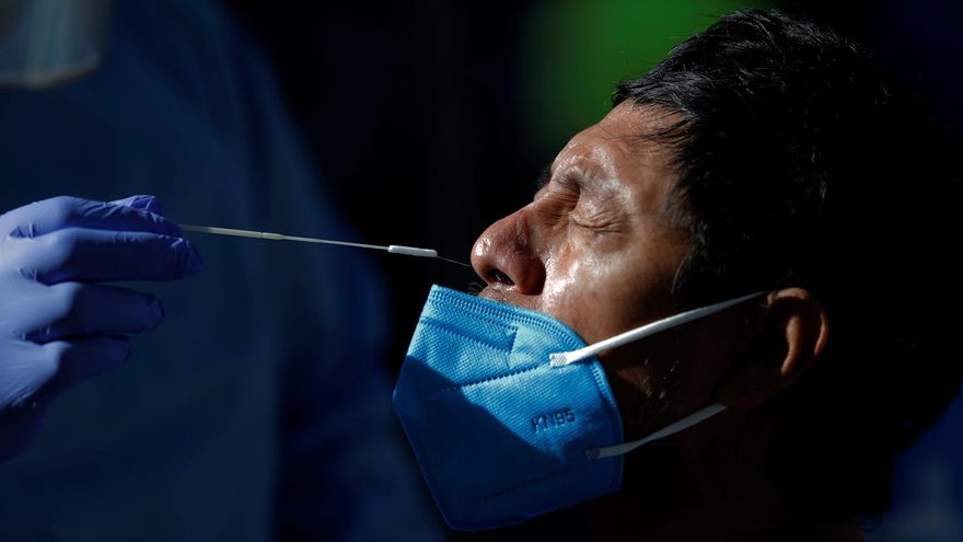 Un hombre se realiza una prueba para detectar la COVID-19 en un puesto exprés en ciudad de Panamá.