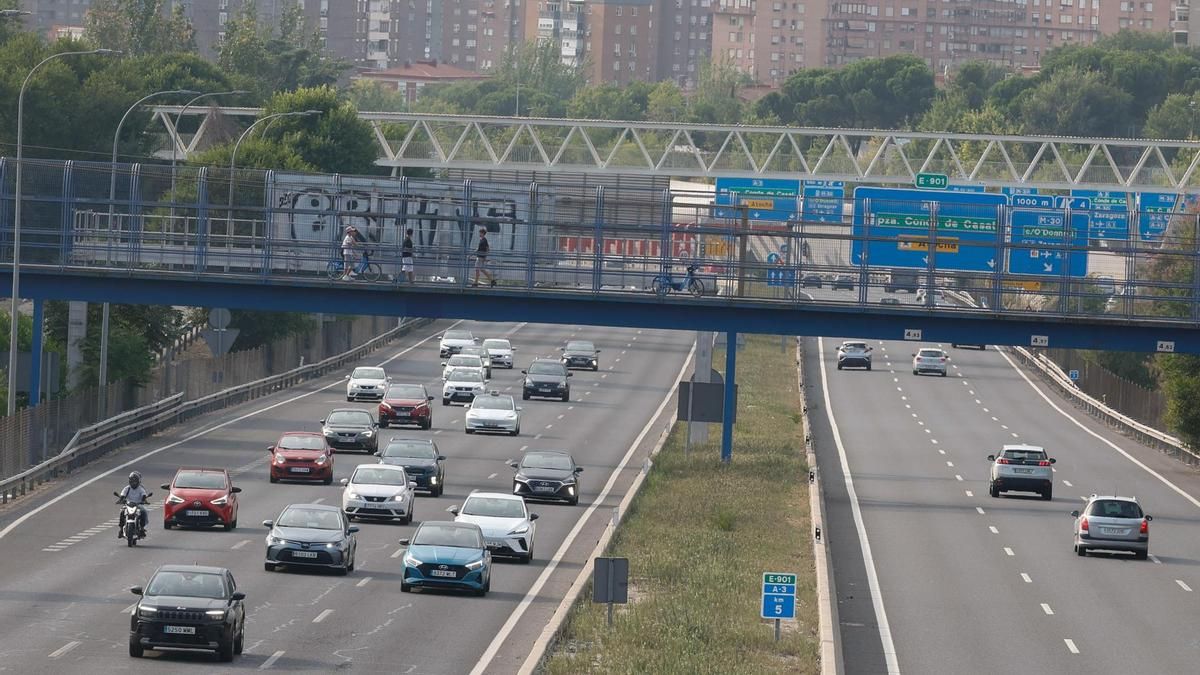 Estado del tráfico en la salida de Madrid (izda) por la A3, carretera de Valencia, el 31 de julio de 2025.