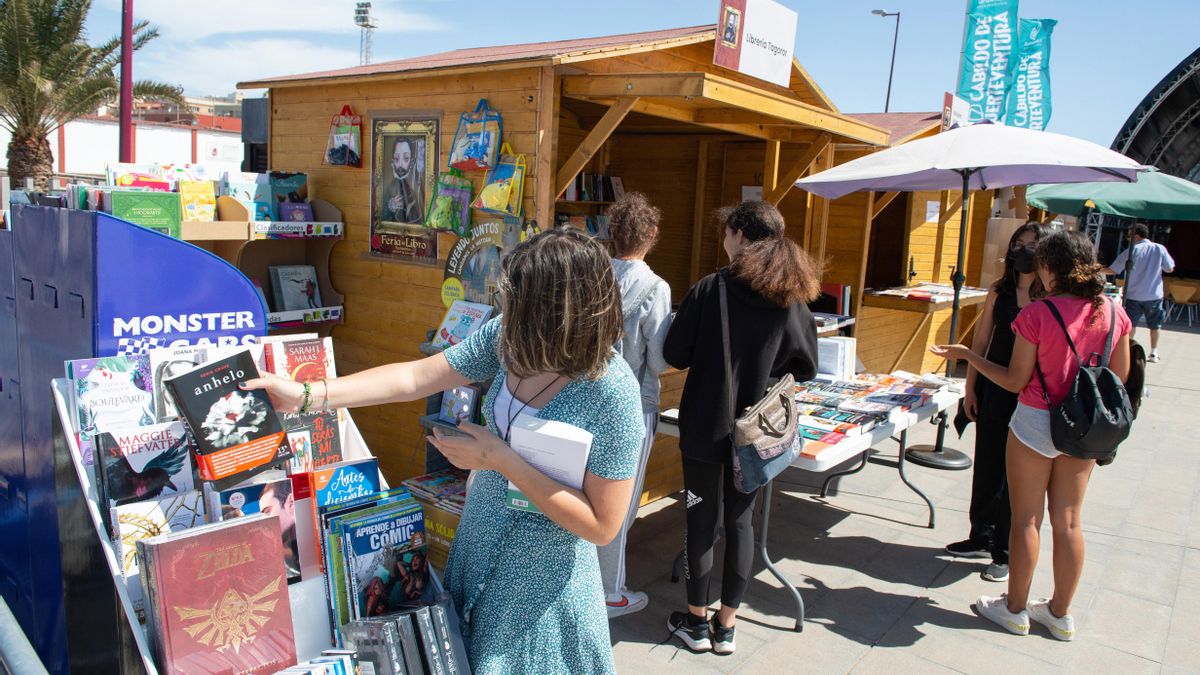 Un grupo de jóvenes visita los puestos de la Feria del Libro de Fuerteventura, en Puerto del Rosario. EFE/Carlos de Saá