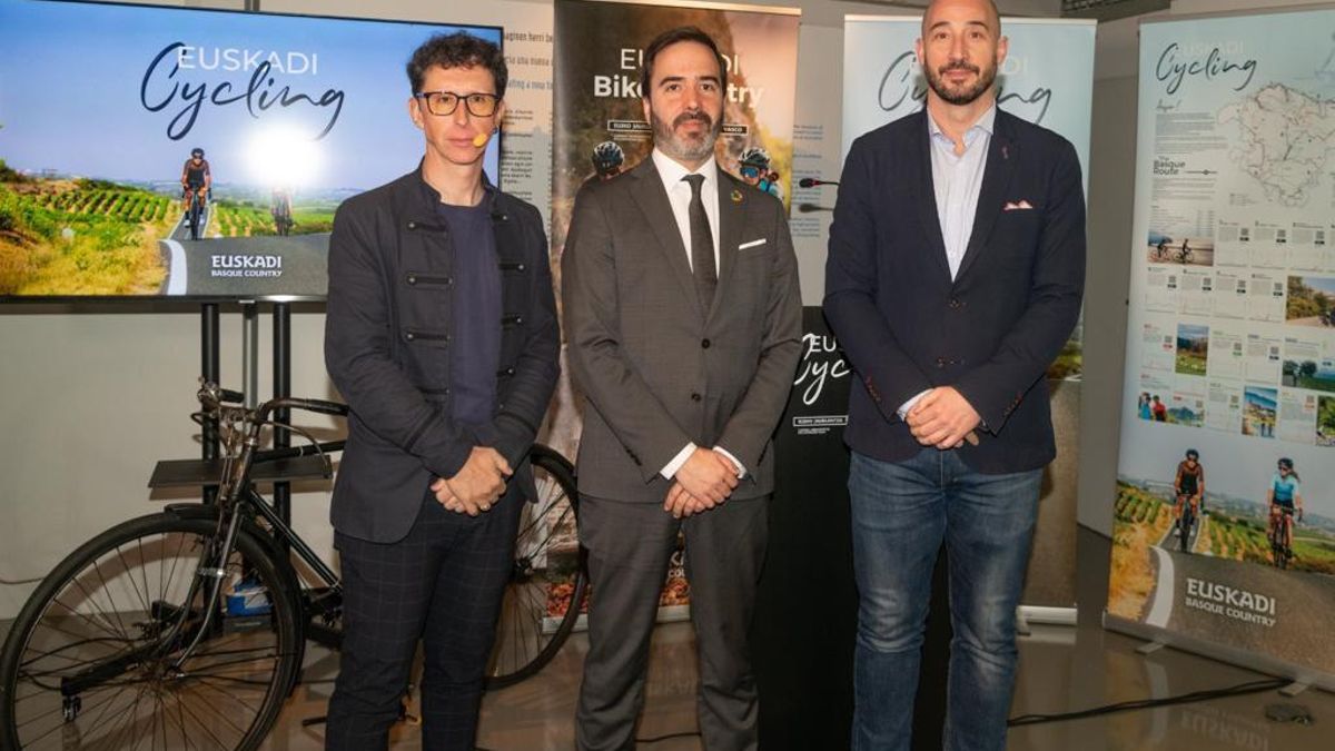 El consejero Javier Hurtado, el alcalde de Eibar, Jon Iraola y el ciclista, Joseba Beloki durante la presentación de la estrategia de cicloturismo