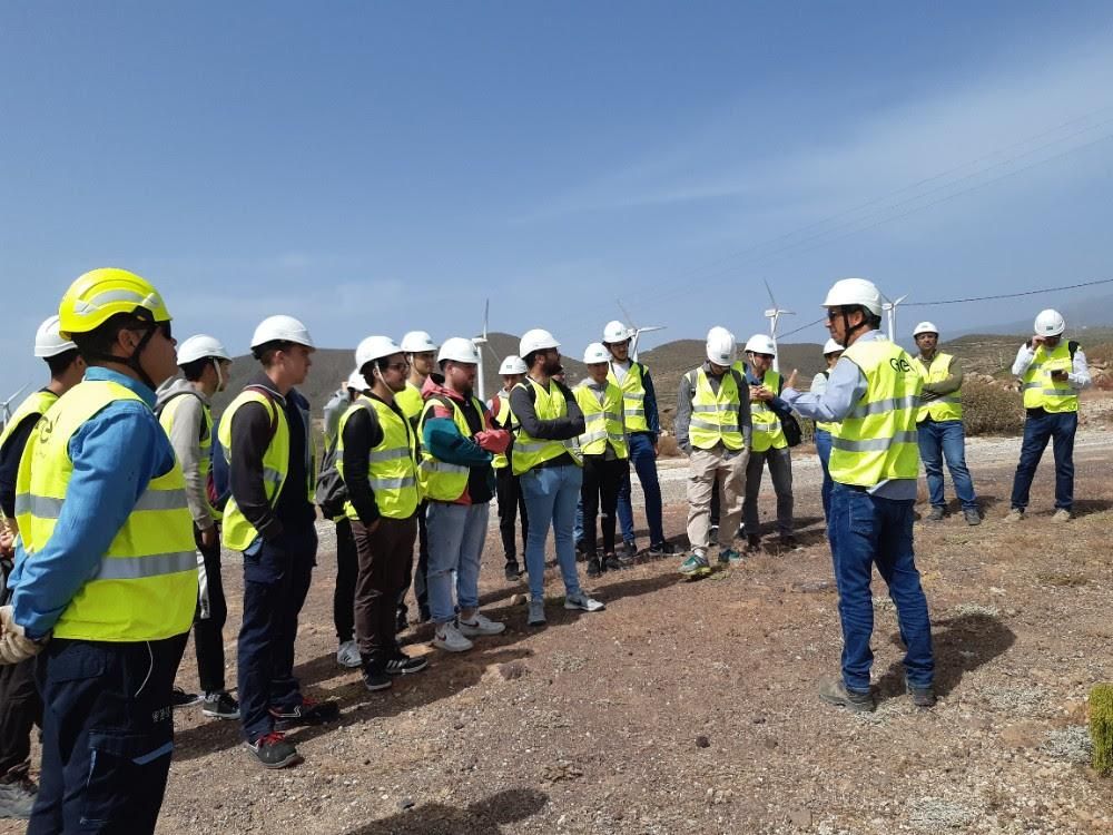 Otro momento de la visita del alumnado al parque eólico de Arico.