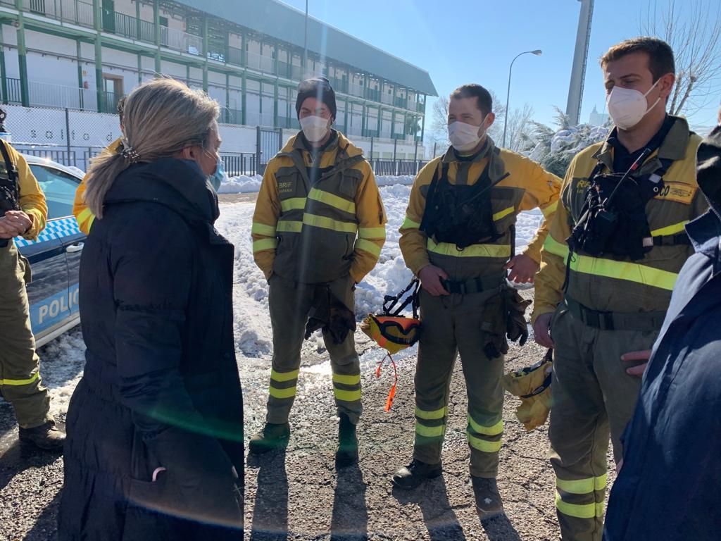 Miembros de la Brigada Forestal de La Iglesuela (Toledo) con la alcaldesa, Milagros Tolón, este lunes