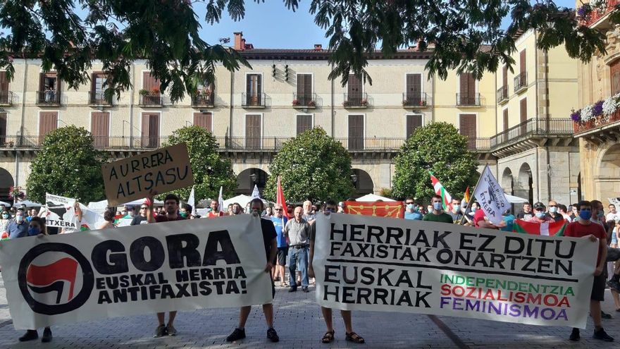 Manifestantes en Oñati durante el mitin de Vox a favor de la Guardia Civil