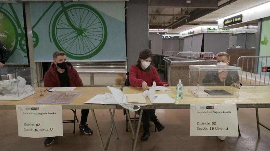 Mesa electoral ya constituida y a punto para recibir los primeros votantes en el Mercado de Sagrada Familia