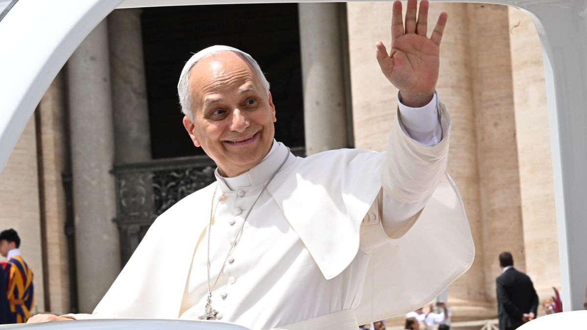 El papa León XIV saluda a los fieles al final de su audiencia general semanal en la Plaza de San Pedro, Ciudad del Vaticano, el 3 de junio de 2026. EFE/EPA/MAURIZIO BRAMBATTI