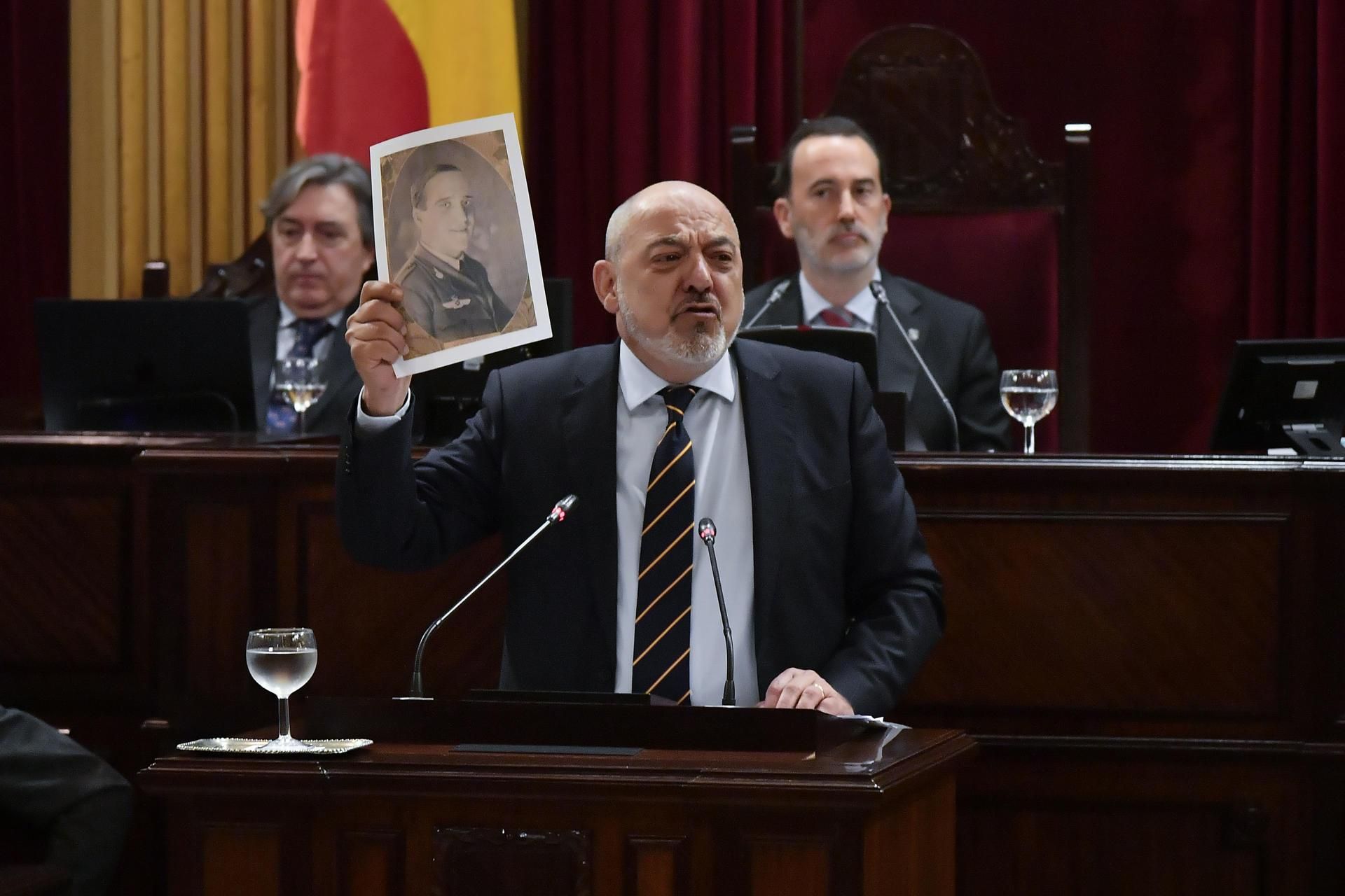 El portavoz adjunto de Vox, Sergio Rodríguez, mostrando la foto de uno de sus familiares: "Su cuerpo debe de estar todavía en alguna cuneta"