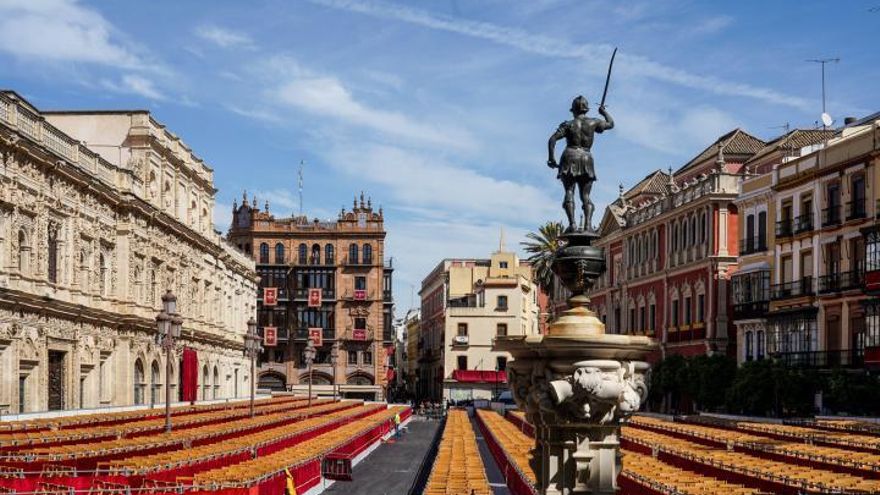 Palcos en la Plaza de San Francisco, con el ayuntamiento a la izquierda.