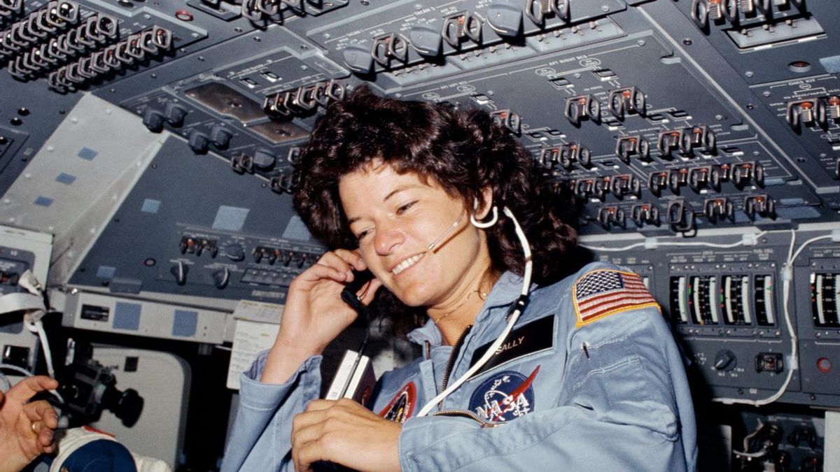 Maquillaje y 100 tampones: la pregunta que dejó en evidencia a la NASA cuando envió a su primera mujer astronauta al espacio