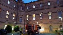 Trabajos de desinfección en una residencia de Alcoi que ha registrado decenas de muertos en la pandemia.